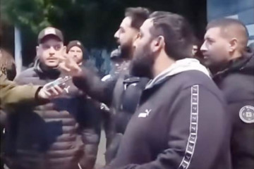 Personas atienden a los medios de comunicación a la entrada del cementerio de Feáns tras el entierro de Yoni Barrul