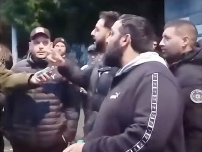 Personas atienden a los medios de comunicaciu00f3n a la entrada del cementerio de Feu00e1ns tras el entierro de Yoni Barrul