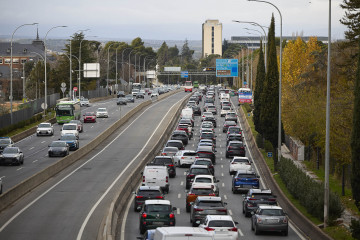 Tráfico durante la operación salida por el puente de la Constitución en la carretera A6, a 5 de diciembre de 2025, en Madrid.