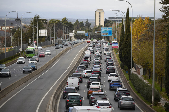Tráfico durante la operación salida por el puente de la Constitución en la carretera A6, a 5 de diciembre de 2025, en Madrid.