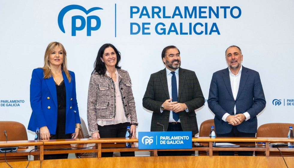 Los viceportavoces Cristina Sanz, Paula Prado y Julio García Comesaña, y el portavoz parlamentario del PPdeG, Alberto Pazos, en rueda de prensa