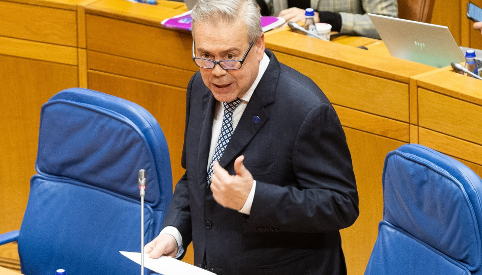 El conselleiro de Sanidade, Antonio Gómez Caamaño, responde a una pregunta en el Parlamento de Galicia.