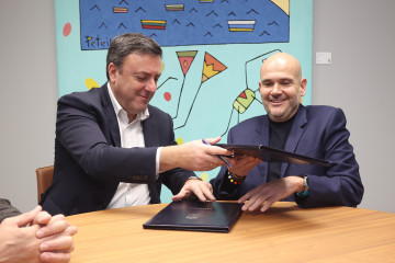 El presidente de la Diputación de A Coruña, Valentín González Formoso, y el de COGAMI, Anxo Queiruga, firman un convenio de colaboración para cofinanciar el proyecto de servicio de intermediació