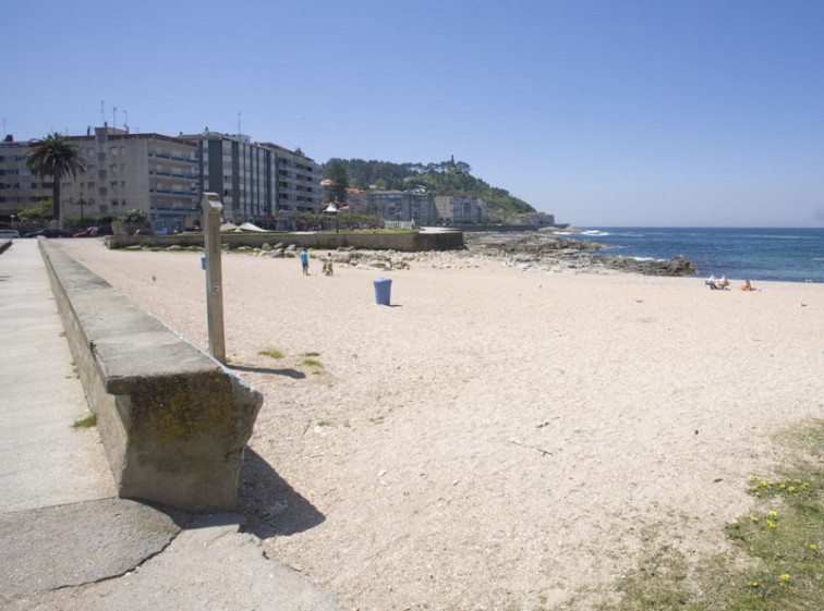 Muere una mujer en la playa de Cuncheira, Baiona, arrastrada por una ola en plena alerta naranja