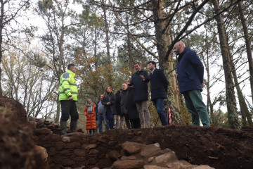 El conselleiro de Cultura, Lingua e Xuventude, José López Campos, visita la excavación del castro de Barbude en A Estrada (Pontevedra), a 18 de diciembre de 2025.