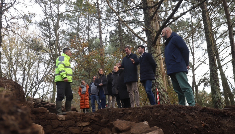 El conselleiro de Cultura, Lingua e Xuventude, José López Campos, visita la excavación del castro de Barbude en A Estrada (Pontevedra), a 18 de diciembre de 2025.