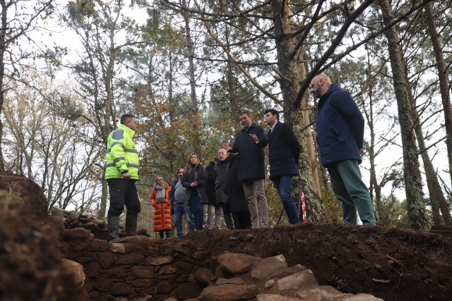 El conselleiro de Cultura, Lingua e Xuventude, José López Campos, visita la excavación del castro de Barbude en A Estrada (Pontevedra), a 18 de diciembre de 2025.