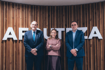 La presidenta del Celta, Marián Mouriño (c); el presidente de Metrodora,  Jordi Roche, y la rector de la Universidade de Vigo, Manuel Reigosa (i)