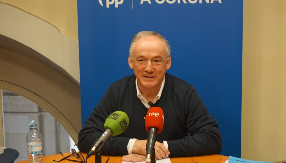 Archivo - El portavoz del grupo municipal del PP en A Coruña, Miguel Lorenzo, en rueda de prensa