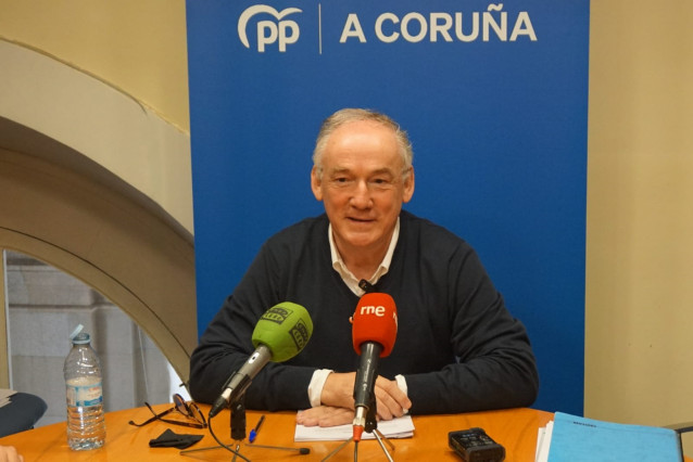 Archivo - El portavoz del grupo municipal del PP en A Coruña, Miguel Lorenzo, en rueda de prensa