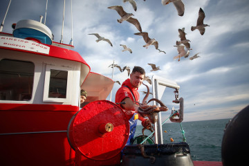 Archivo - Un marinero durante una salida a faenar del barco ‘Mariñeiro 2’, a 27 de diciembre de 2023, en Lugo, Galicia (España).