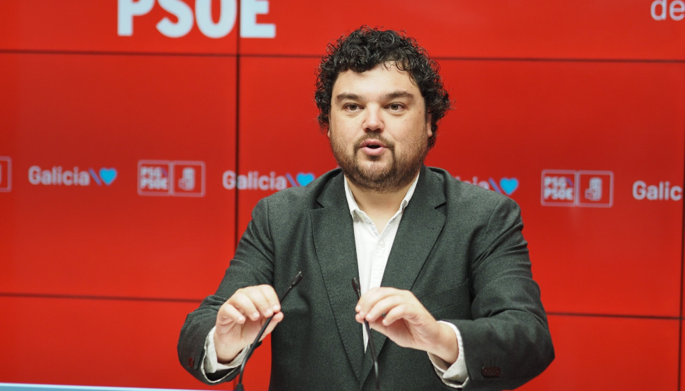 Archivo - El portavoz de la ejecutiva del PSdeG, Julio Torrado, en rueda de prensa