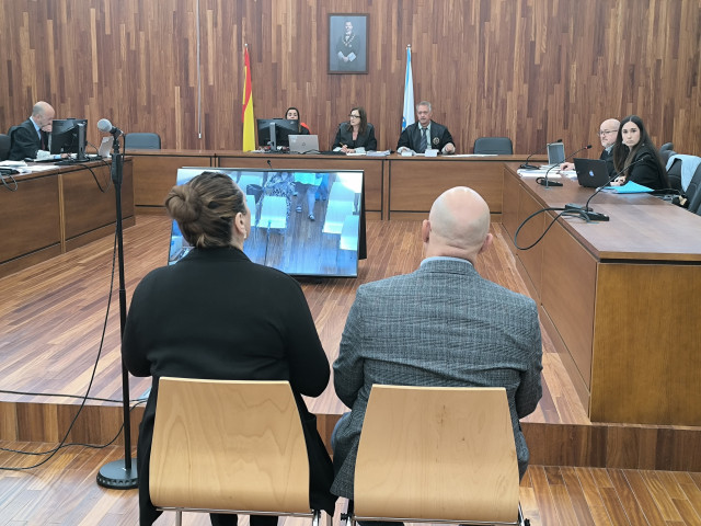 Archivo - Juicio a una extrabajadora de Vitrasa y su pareja, acusados por incendiar dos buses urbanos en Vigo, en abril de 2023