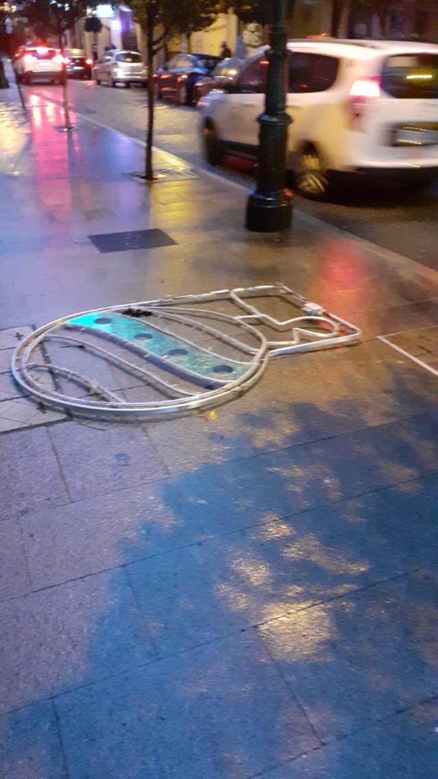 Elemento del alumbrado navideño caído sobre la calzada, en la calle Brasil de Vigo.
