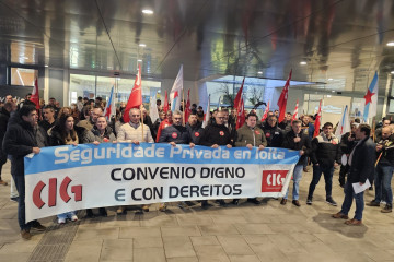Concentración de trabajadores de seguridad privada ante el centro comercial Vialia de Vigo, para demandar mejoras en sus condiciones laborales.