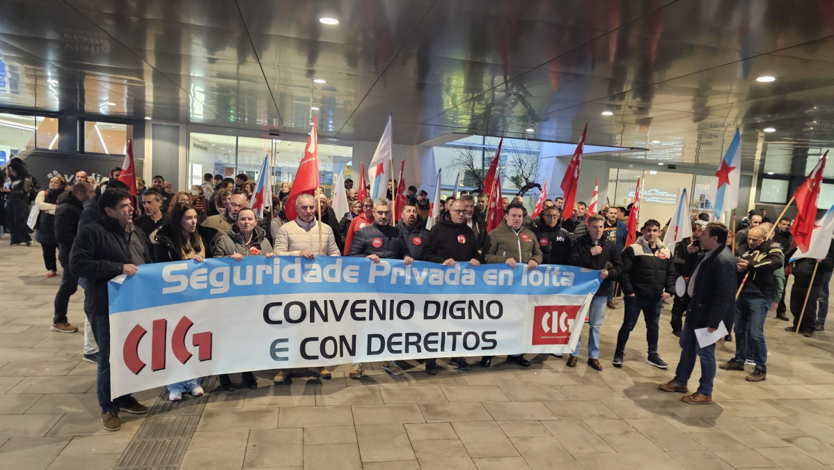 Concentración de trabajadores de seguridad privada ante el centro comercial Vialia de Vigo, para demandar mejoras en sus condiciones laborales.