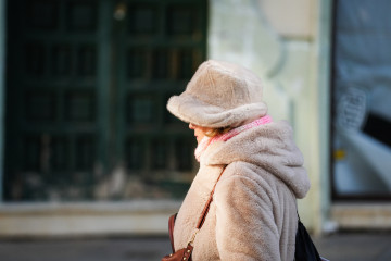 Imagen de transeúntes sevillanos protegiéndose del frío a pocos días de la entrada oficial del invierno. A 17 de diciembre de 2025, en Sevilla (Andalucía, España). Según predicciones, Andalucí