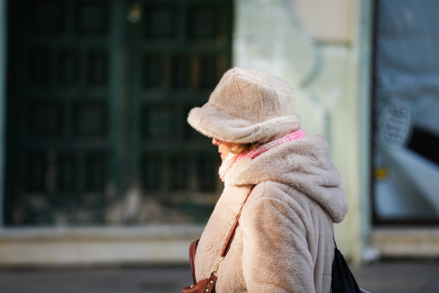 Imagen de transeúntes sevillanos protegiéndose del frío a pocos días de la entrada oficial del invierno. A 17 de diciembre de 2025, en Sevilla (Andalucía, España). Según predicciones, Andalucía encara un invierno 2026 con valores mas cálidos en cuanto a t