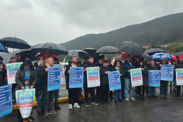 El BNG realiza una acción de protesta para pedir el 