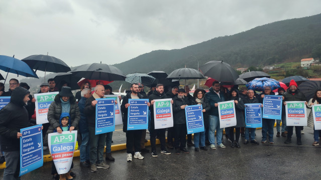 El BNG realiza una acción de protesta para pedir el 