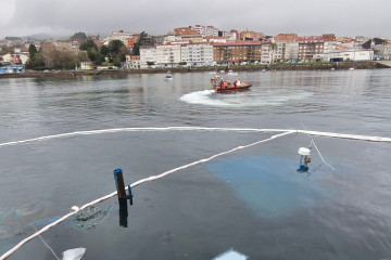 Despliegan barreras anticontaminación para proteger la zona del gasóleo que cargaba el buque Mar Verde.