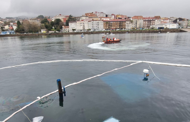 Despliegan barreras anticontaminación para proteger la zona del gasóleo que cargaba el buque Mar Verde.