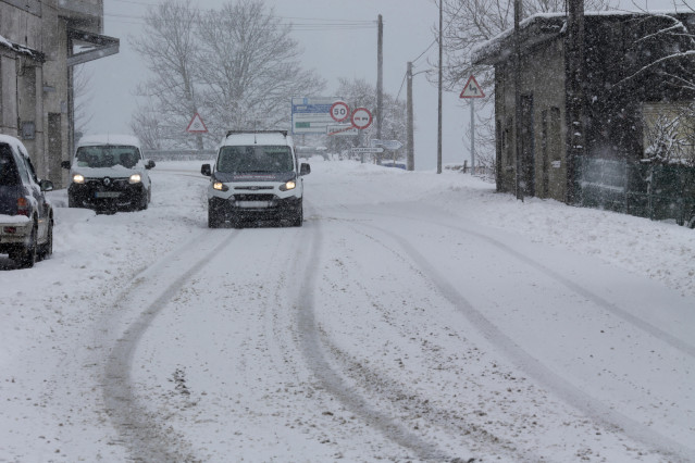 Archivo - Una furgoneta circula por una calle cubierta de nieve, a 26 de enero de 2023, en Pedrafita do Cebreiro, Lugo, Galicia (España). Hay un corredor que forman el anticiclón al norte de la Península y una borrasca sobre el Mediterráneo, lo que está p