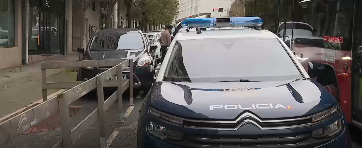 Vehu00edculo policial ante el edificio donde ocurrieron los hechos