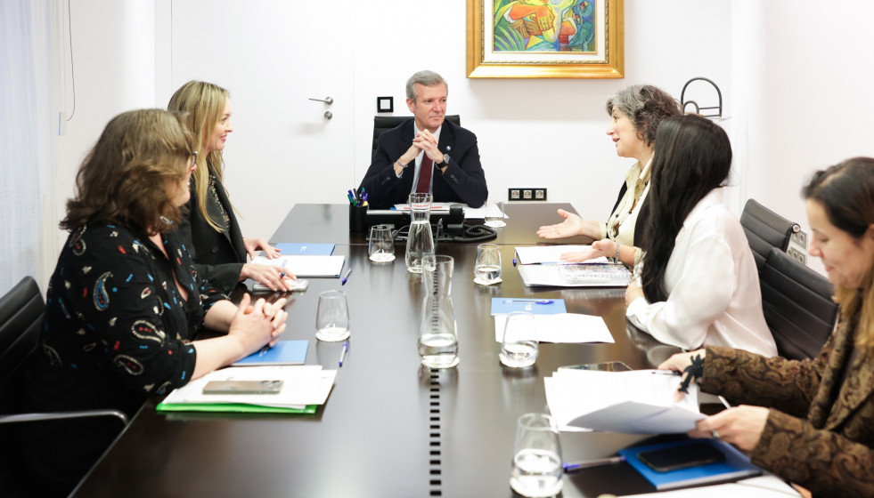 El presidente de la Xunta, Alfonso Rueda, se reunió con representantes de la Asociación de Familias Monomarentais de Galicia (Fagamos) y de la Asociación Madres Solteras por Elección