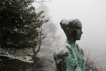 Archivo - Una estatua durante la nevada en Pedrafita, a 20 de noviembre de 2025, en Lugo, Galicia (España).
