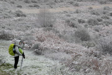 Archivo - Montañistas durante la nevada en Pedrafita, a 20 de noviembre de 2025, en Lugo, Galicia (España).