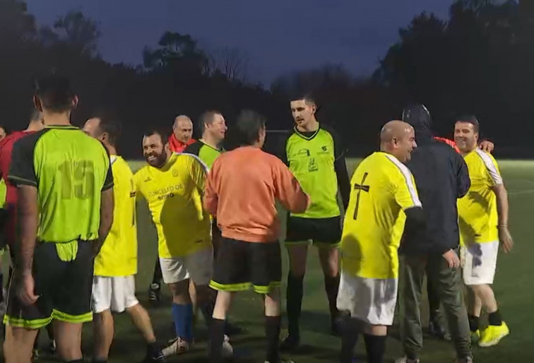 Guardia Civil 8 -  Iglesia Católica 3; pero el verdadero ganador del partido de Navidad de Boiro es la solidaridad