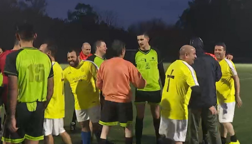 Partido benéfico entre curas y guardia civiles en Boiro