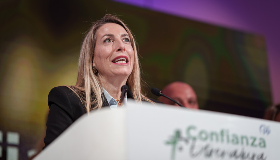 La presidenta de Extremadura, María Guardiola, durante el seguimiento de la noche electoral.