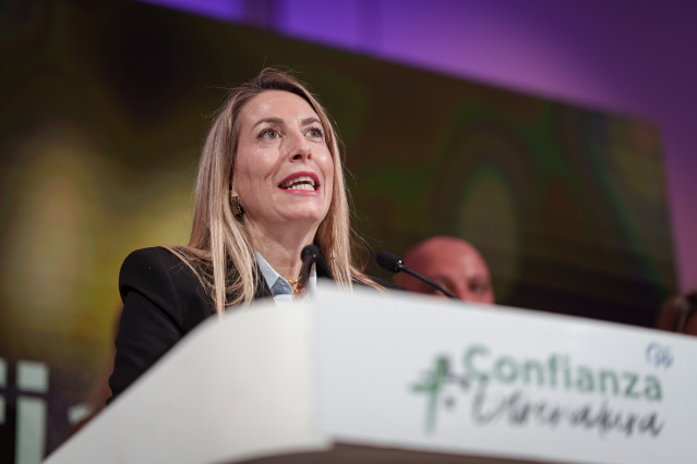 La presidenta de Extremadura, María Guardiola, durante el seguimiento de la noche electoral.