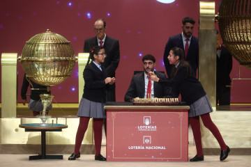 Dos niñas del Colegio de San Ildefonso, cantan un premio de la Lotería de Navidad, durante la celebración del Sorteo Extraordinario de la Lotería de Navidad 2025