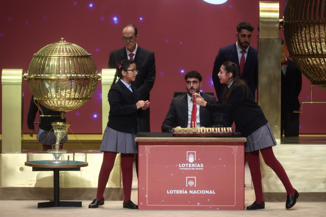 Dos niñas del Colegio de San Ildefonso, cantan un premio de la Lotería de Navidad, durante la celebración del Sorteo Extraordinario de la Lotería de Navidad 2025