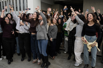 Trabajadores de Bimba y Lola celebran haber ganado el Segundo Premio del Sorteo Extraordinario de la Lotería de Navidad 2025.