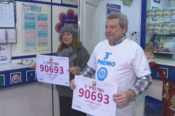 La  administración de Loterías de Alcalde Lens de A Coruña celebra el tercer premio de la Lotería de Navidad en una imagen de CRTVG