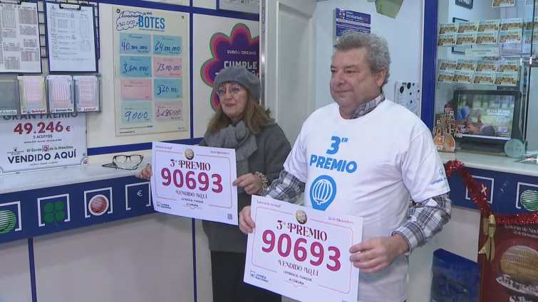 Administraciones de A Coruña celebran los 10 millones que deja el tercer premio de la Lotería de Navidad