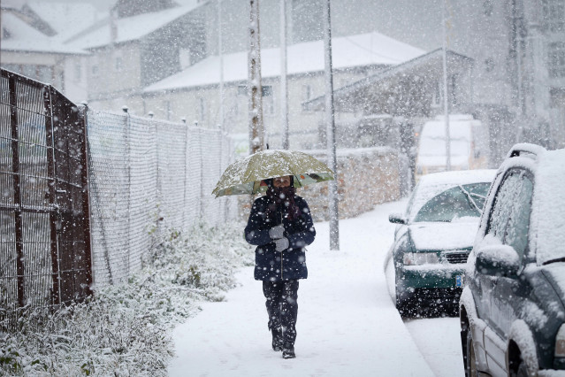 Archivo - Un hombre con un paraguas en una calle de Pedrafita do Cebreiro, a 5 de enero de 2024, en Pedrafita do Cebreiro, Lugo, Galicia (España). Un temporal de nieve ha entrado por el norte de Galicia en altitudes superiores a 800 metros. En Pedrafita,