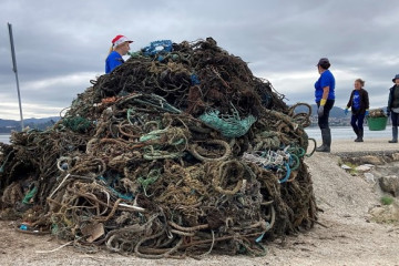 Archivo - Vidrios, algas y plásticos, elementos más retirados del mar en Galicia en 2024, tras recoger 425 toneladas desde 2020.