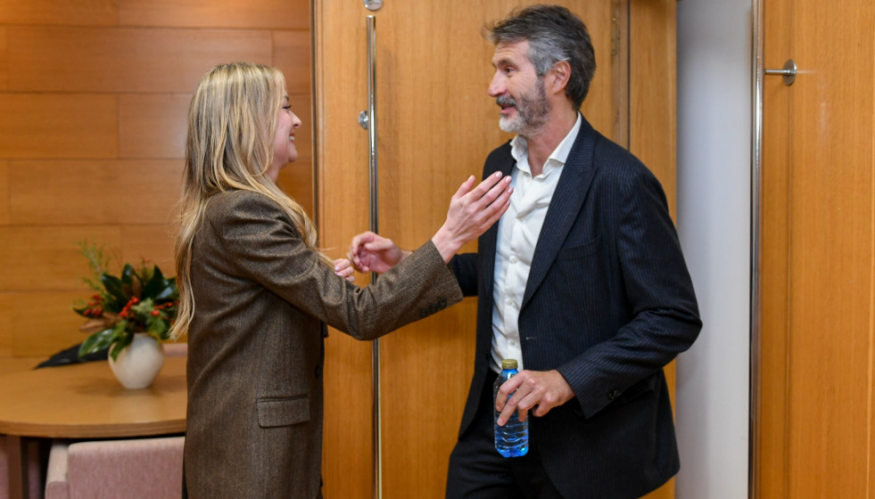 La conselleira de Política Social e Igualdade, Fabiola García, y el presidente de la Federación Galega de Municipios e Provincias (Fegamp), Alberto Varela, en Santiago