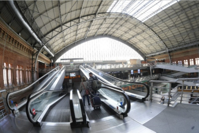 Archivo - Escaleras mecánicas en la estación de Atocha.