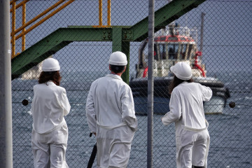 Archivo - Tres operarios durante la visita a la planta Musel E-Hub, en el Puerto de Gijón, a 26 de septiembre de 2024, en Gijón, Asturias (España).