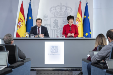 El ministro de Transportes y Movilidad Sostenible, Óscar Puente, y la ministra de Seguridad Social, Inclusión y Migraciones y nueva portavoz del Gobierno, Elma Saiz, durante una rueda de prensa post