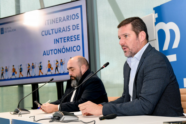 El conselleiro de Cultura, Lingua e Xuventude, José López Campos, se reúne con alcaldes de Galicia para dar a conocer la nueva figura de los itinerarios culturales (foto: Mónica Arcay Carro)