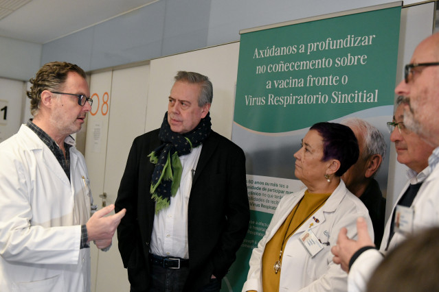 El conselleiro de Sanidade, Antonio Gómez Caamaño, durante su visita al Clínico.