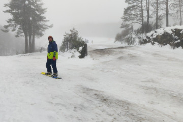 Un hombre en una tabla de 'snowboard' en la primera jornada de la apertura de la estación de Manzaneda (Ourense) para el esquí
