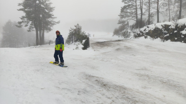 Un hombre en una tabla de 'snowboard' en la primera jornada de la apertura de la estación de Manzaneda (Ourense) para el esquí